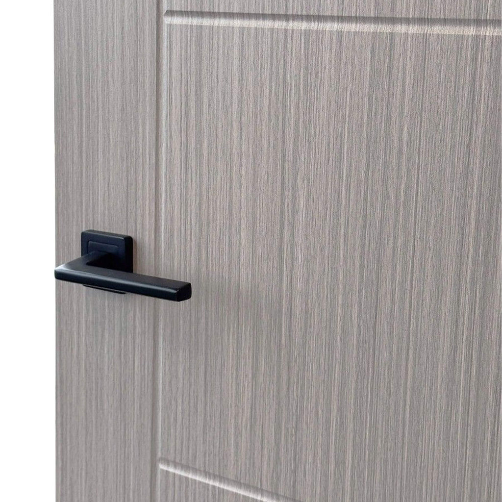 Close-up of the grey veneer and grooves on an Iseo Nova Grey 35mm Laminate Door, with a Flat Black Hera Handle.
